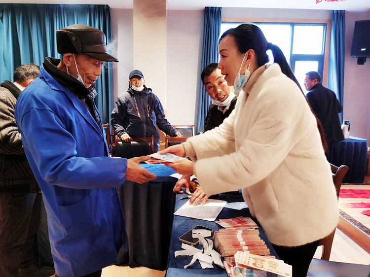 村民領(lǐng)取分紅金。朝天區(qū)融媒體中心供圖