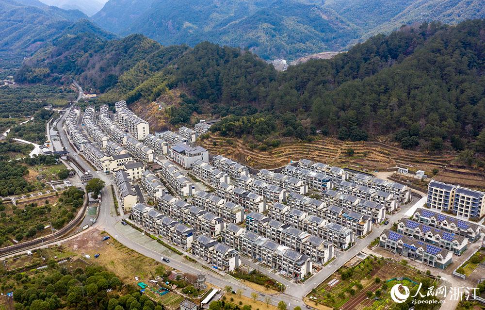 近日，航拍寧波市海曙區(qū)龍觀鄉(xiāng)李岙村屋頂光伏項(xiàng)目。人民網(wǎng) 章勇濤攝