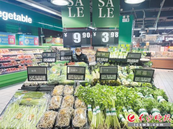 　　家樂福芙蓉廣場(chǎng)店，市民在選購(gòu)春菜。