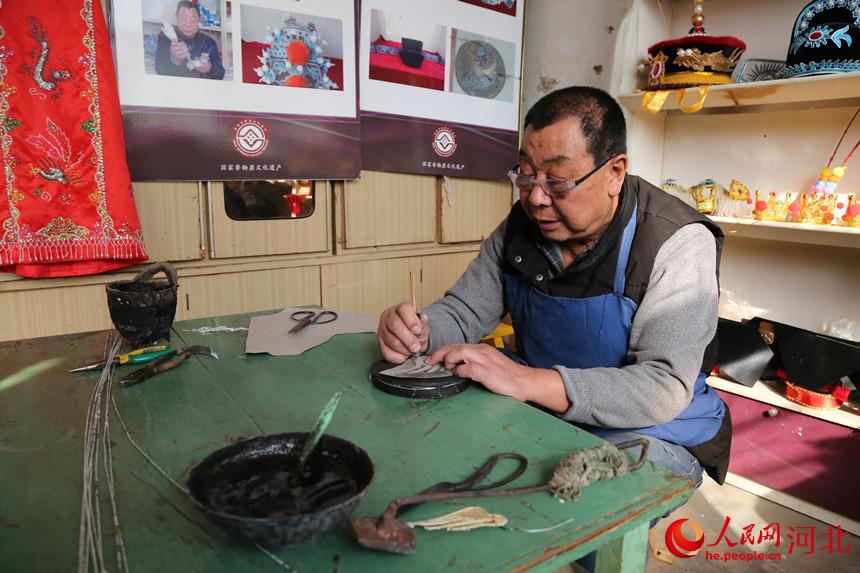 戲曲盔頭技藝傳承人許茂臣正在足活。 韓冰攝