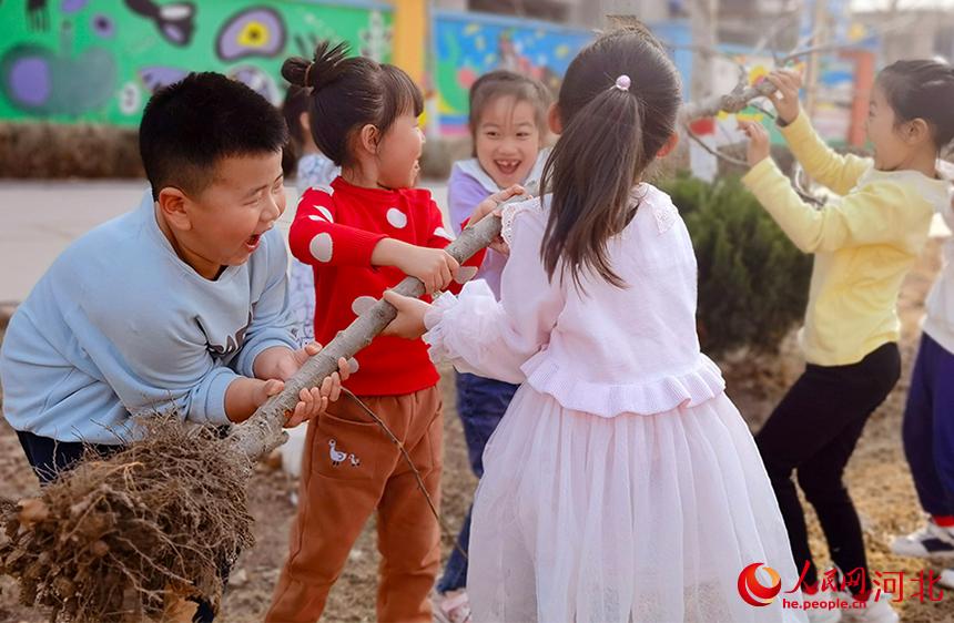 河北省東光縣小朋友們開心的種下小樹苗。 陳英華攝