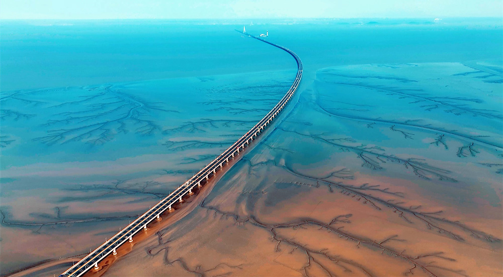 錯(cuò)落有致的溝壑與灘涂地貌有機(jī)融合，勾勒出形態(tài)各異的“灘涂丹青”。虞昌勝攝