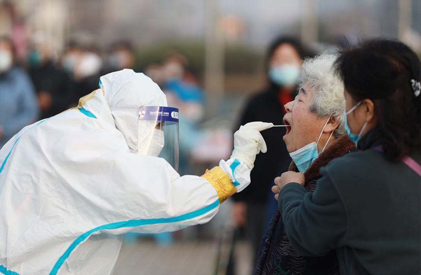 居民在南開(kāi)區(qū)社區(qū)核酸檢測(cè)點(diǎn)進(jìn)行核酸檢測(cè)。王英浩攝