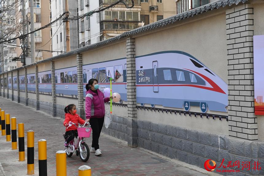 石家莊市談南路上的石家莊工業(yè)印記文化長廊吸引了過往市民駐足觀看。 張震攝