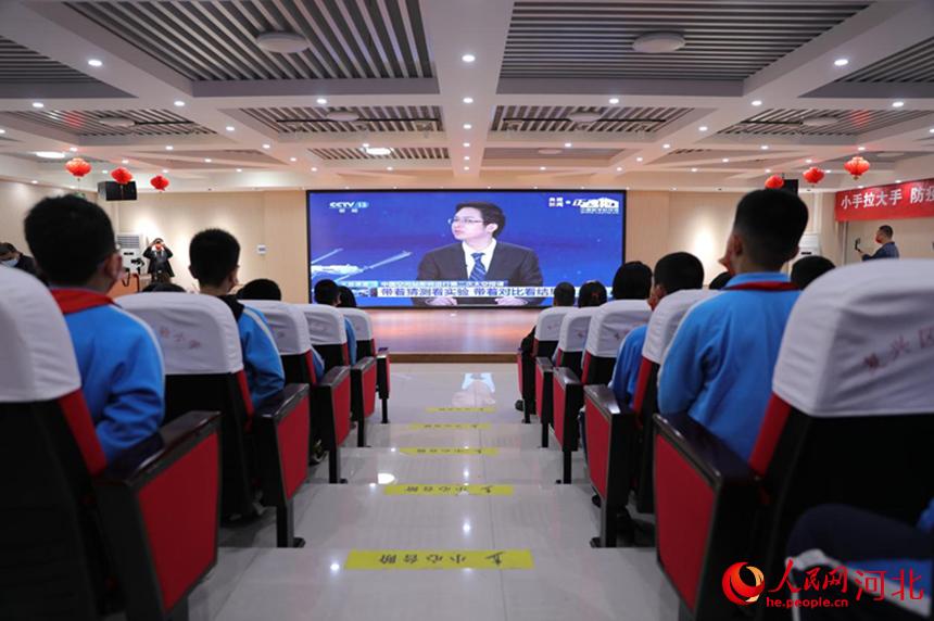 邯鄲市復(fù)興區(qū)實驗小學(xué)學(xué)生集中收聽收看“天宮課堂”第二課。 王伸攝