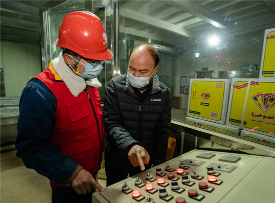 電力工作人員對用電企業(yè)進(jìn)行指導(dǎo)。受訪單位供圖