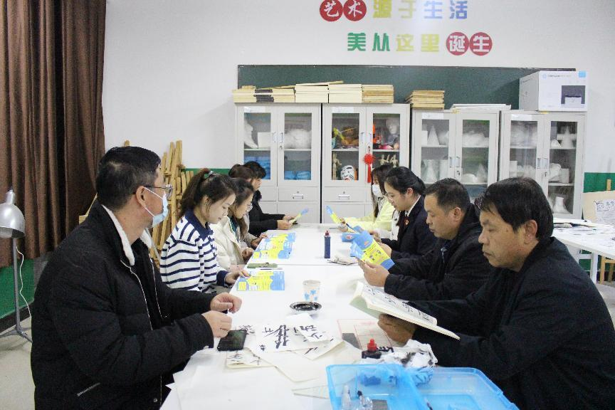 河北省臨西縣人民檢察院未檢檢察官在臨西縣第二小學(xué)為家長講解家庭教育促進(jìn)法。 孫國月攝