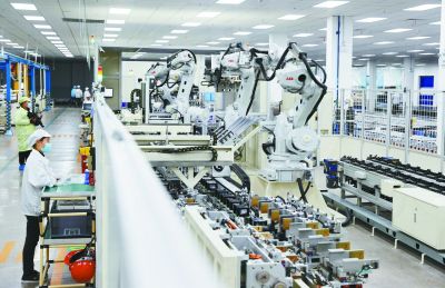 全球鋰離子電池領(lǐng)軍企業(yè)欣旺達(dá)動力電池生產(chǎn)車間。 南京日報/紫金山新聞記者 崔曉 攝