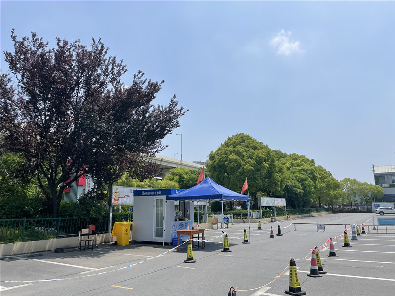 常態(tài)化“核酸采樣工作站”亮相上海街頭。龔昱攝