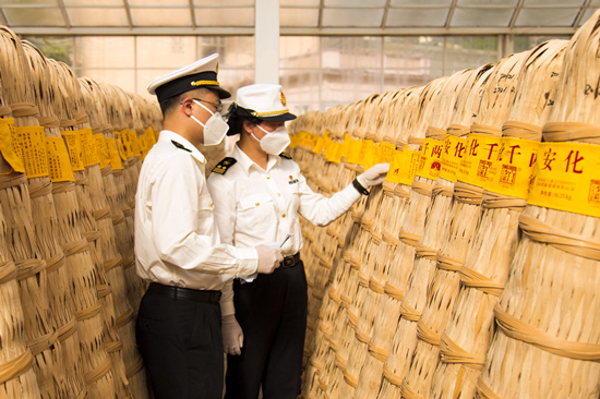 海關(guān)工作人員在查看相關(guān)貨物。受訪單位供圖