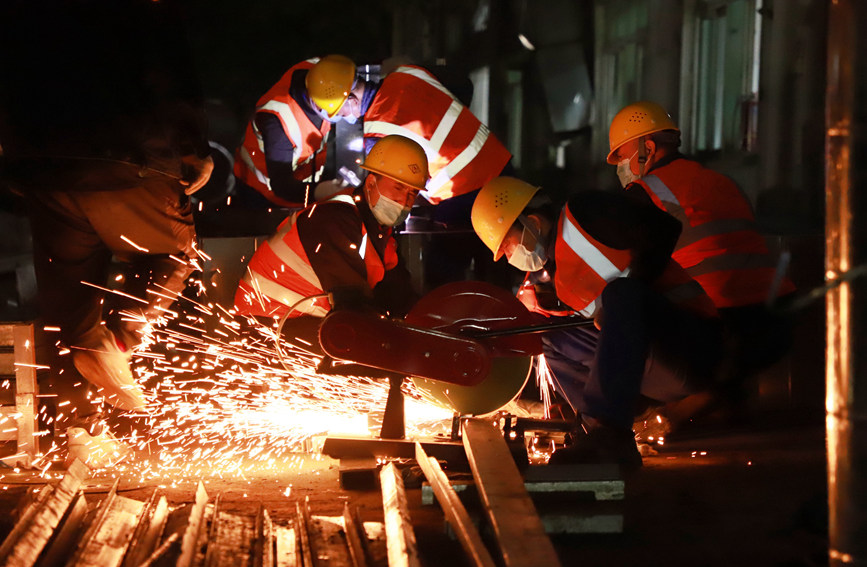 建設(shè)者們爭分奪秒保證進度。雷占勝攝