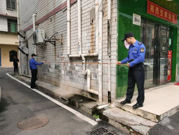 聯(lián)合執(zhí)法小組進(jìn)行房屋入戶調(diào)查丈量。單位供圖