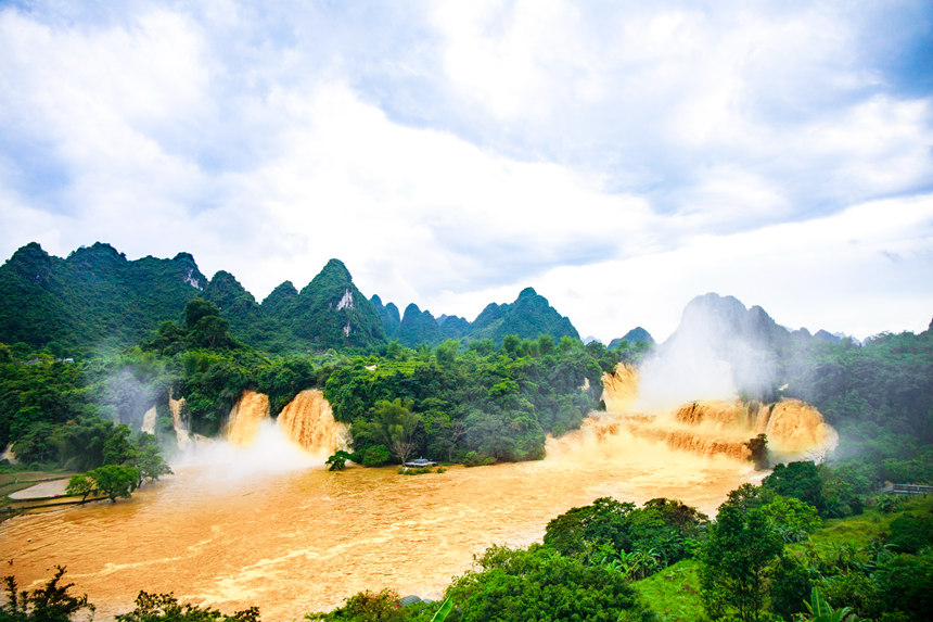 中越德天跨國(guó)瀑布水量暴漲成“黃金瀑布”。楊虎旺攝