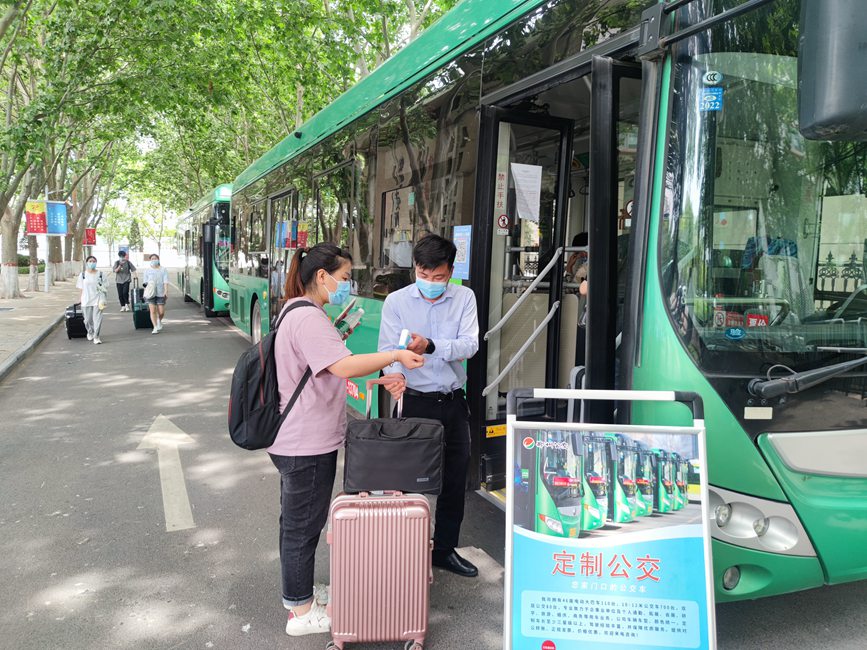 公交車從校園宿舍樓下出發(fā),直達鄭州火車站和鄭州東站。崔晨攝