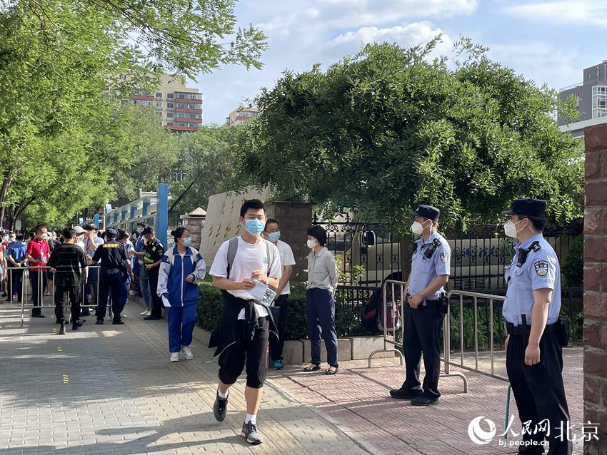 在中關(guān)村中學(xué)考點，考生們有序走入考點。人民網(wǎng) 董兆瑞攝