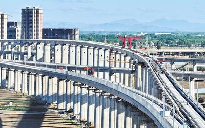 6月7日，工人在唐山市高新技術(shù)開發(fā)區(qū)境內(nèi)的京唐城際鐵路建設(shè)工地施工（無人機(jī)照片）。 新華社記者 楊世堯攝