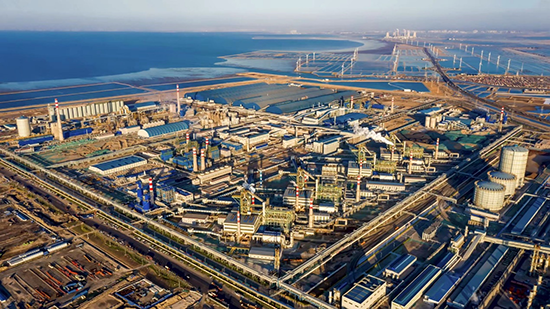 俯瞰豐南區(qū)臨港經(jīng)濟(jì)開(kāi)發(fā)區(qū)的河北縱橫集團(tuán)豐南鋼鐵有限公司。 李秀清攝