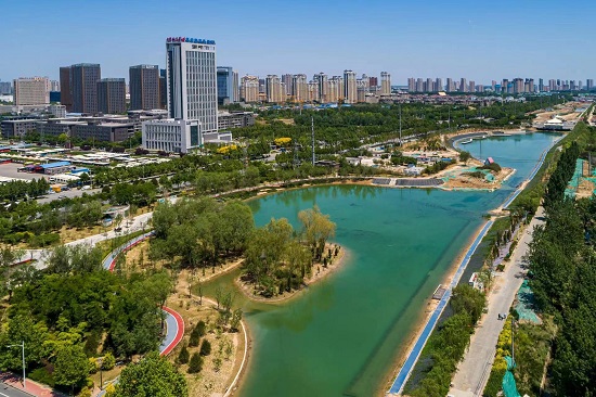 環(huán)城水系中的北湖公園越來越美。羅大慶攝