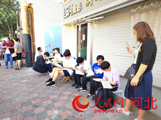 臨進考場，考生抓緊時間再復(fù)習(xí)一下。人民網(wǎng) 祝龍超攝