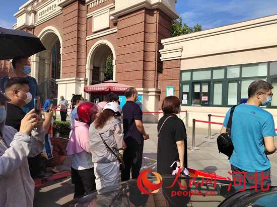 石家莊外國語學(xué)校考點外送考的家長。人民網(wǎng) 祝龍超攝