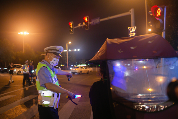 違法加裝電動車遮陽傘也將受到處罰。柯鳴 攝
