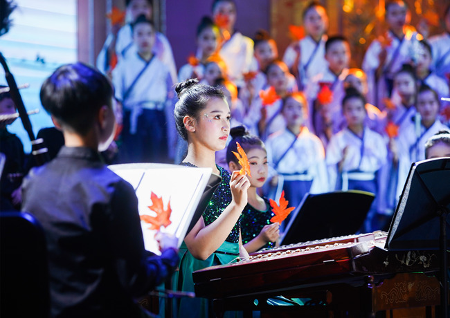 樂(lè)團(tuán)在臺(tái)上演出。單位供圖