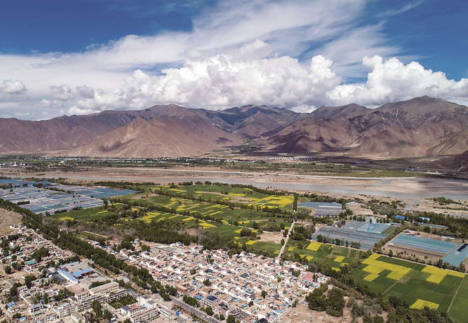 江蘇投入援藏資金支持拉薩開展村莊環(huán)境整治、人畜飲水安全等基礎(chǔ)設(shè)施和公共服務(wù)項(xiàng)目建設(shè)，打造“美麗鄉(xiāng)村·幸福家園”。 本報(bào)記者 萬程鵬 攝