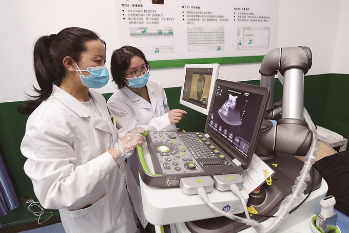 江蘇援藏投資三百萬元在林周縣人民醫(yī)院建設(shè)了拉薩市首臺(tái)套遠(yuǎn)程超聲診斷系統(tǒng)。 本報(bào)記者 萬程鵬 攝