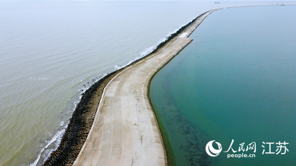 迷人的雙色海。人民網(wǎng)記者 王繼亮攝