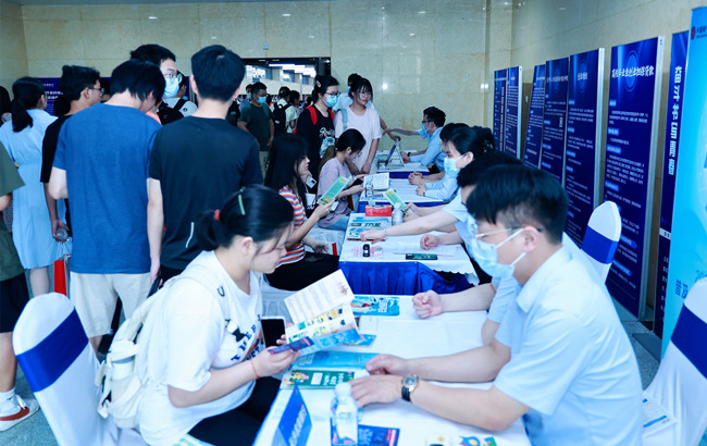大學(xué)生現(xiàn)場咨詢創(chuàng)業(yè)政策。長沙市人社局供圖