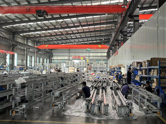先惠智能裝備生產(chǎn)車間，工人們在忙著組裝設備。受訪單位供圖