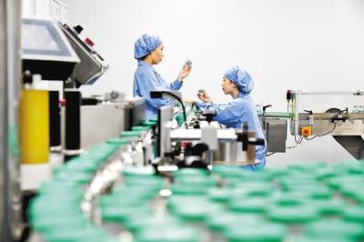 通過加大創(chuàng)新藥物研發(fā)力度，石藥集團實現(xiàn)了傳統(tǒng)工業(yè)企業(yè)向創(chuàng)新型企業(yè)轉型。（本報資料片）