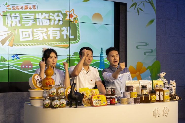 6月3日下午，在臨汾原產(chǎn)地商品體驗(yàn)店，曲沃縣副縣長樊奇選對當(dāng)?shù)氐霓r(nóng)特產(chǎn)品、旅游景點(diǎn)進(jìn)行了推介代言。鄭遠(yuǎn)飛攝