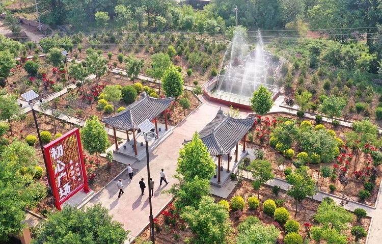 初夏時(shí)節(jié)，襄汾縣鄧莊鎮(zhèn)澗溝村初心廣場內(nèi)一派迷人的鄉(xiāng)村振興新圖景。李現(xiàn)俊攝