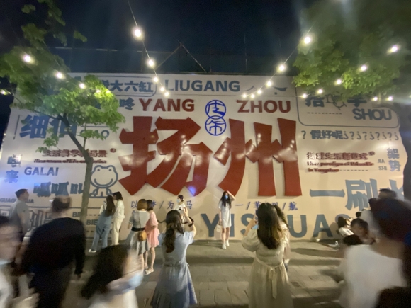 古運(yùn)河畔的皮市街充滿(mǎn)市井氣息。 人民網(wǎng) 張玉峰攝