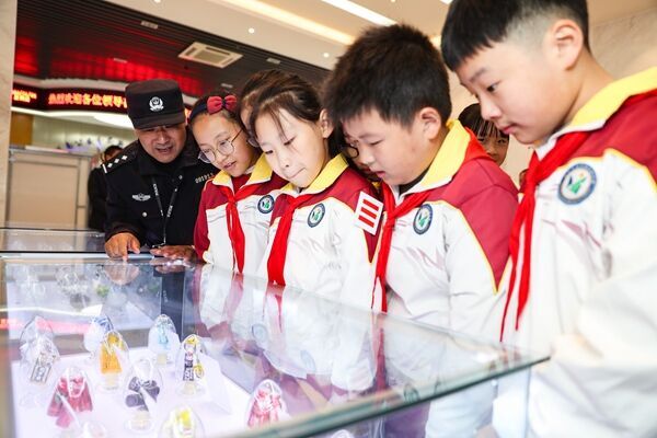 學生代表參觀禁毒展。鹽城公安供圖