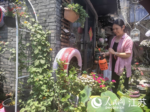 原在上海工作的袁荔退休后重回?fù)P州古城生活。 人民網(wǎng) 張玉峰攝