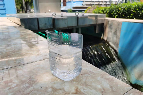 在邯鄲市雞澤縣藍(lán)天污水處理廠，污水經(jīng)過(guò)處理后清澈透明。鄭佳欣攝