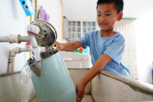 在峰峰礦區(qū)彭城鎮(zhèn)羊角鋪村村民家中，清澈甘甜的飲用水從水管中流出。峰峰礦區(qū)區(qū)委宣傳部供圖