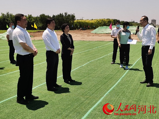 觀摩團(tuán)現(xiàn)場(chǎng)了解項(xiàng)目建設(shè)情況。人民網(wǎng) 張繼航攝