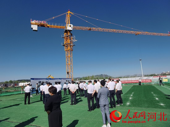 觀摩團(tuán)走進(jìn)塔吊林立的項(xiàng)目現(xiàn)場(chǎng)。人民網(wǎng)張繼航攝
