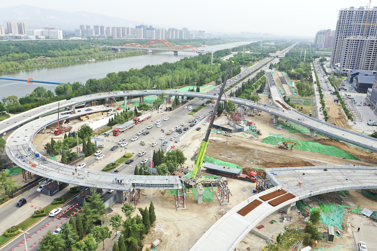 市區(qū)五一路快速通道工程西段順利合龍。