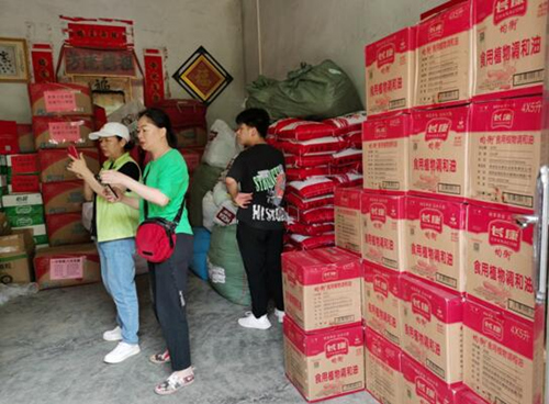 湖南省永州市江華瑤族自治縣越野e族江華中隊(duì)17輛越野車，滿載著永州市星望混凝土有限公司捐贈(zèng)的7萬元物資送達(dá)江華瑤族自治縣蔚竹口鄉(xiāng)磨刀村。受訪單位供圖