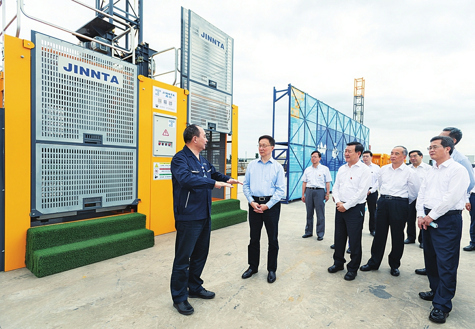 六月二十八日，中共中央政治局常委、國務(wù)院副總理韓正到山西太原調(diào)研，主持召開煤炭清潔高效利用專題座談會(huì)并講話。這是韓正走進(jìn)山西建筑產(chǎn)業(yè)現(xiàn)代化瀟河園區(qū)，察看綠色智能建筑裝備制造基地建設(shè)情況。新華社記者翟健嵐攝