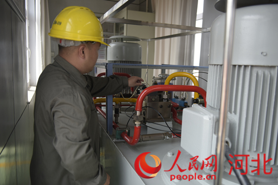 黃壁莊水庫事務(wù)中心工作人員在檢查溢洪道表口工作閘門啟臂機(jī)。人民網(wǎng)祝龍超攝