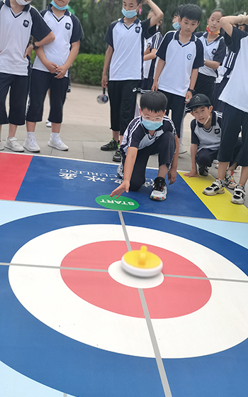 河北省威縣第四小學(xué)學(xué)生練習(xí)陸地冰壺動(dòng)作。 趙國(guó)華攝