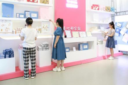 多樣的高陽(yáng)紡織產(chǎn)品吸引大家關(guān)注。班靜怡攝