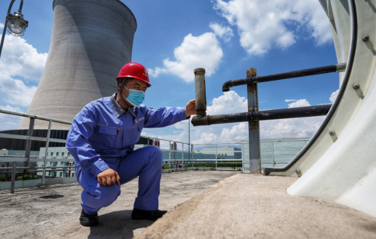 河北涿州京源熱電有限責任公司技術(shù)人員正在對設(shè)備進行檢驗排查。劉楊攝