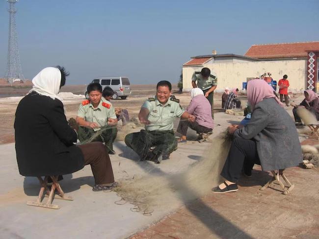 宋萬(wàn)民幫助漁民修補(bǔ)漁網(wǎng)。 濱州市公安局海岸警察支隊(duì)岔尖派出所供圖