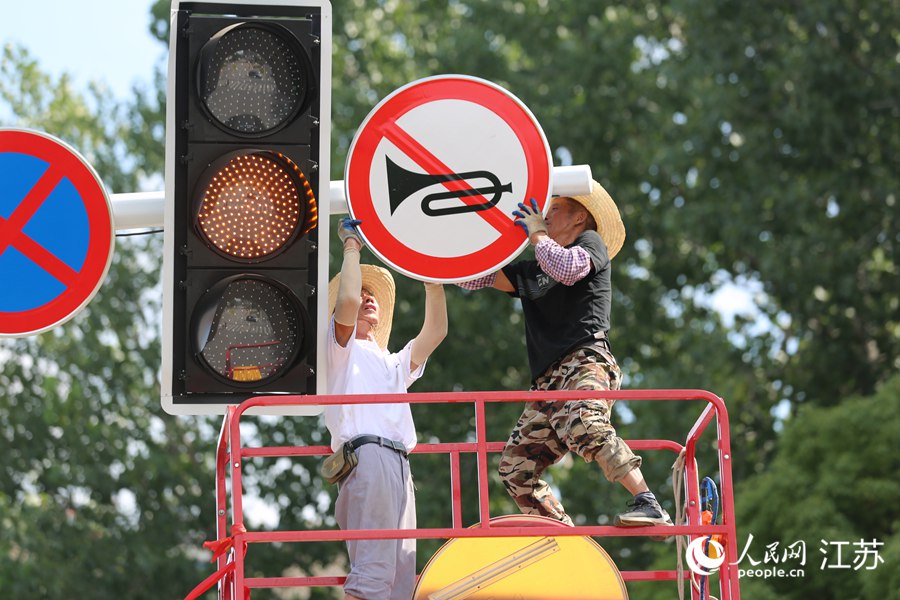 南京路政人員搶修交通指示牌。人民網(wǎng) 冷金明攝